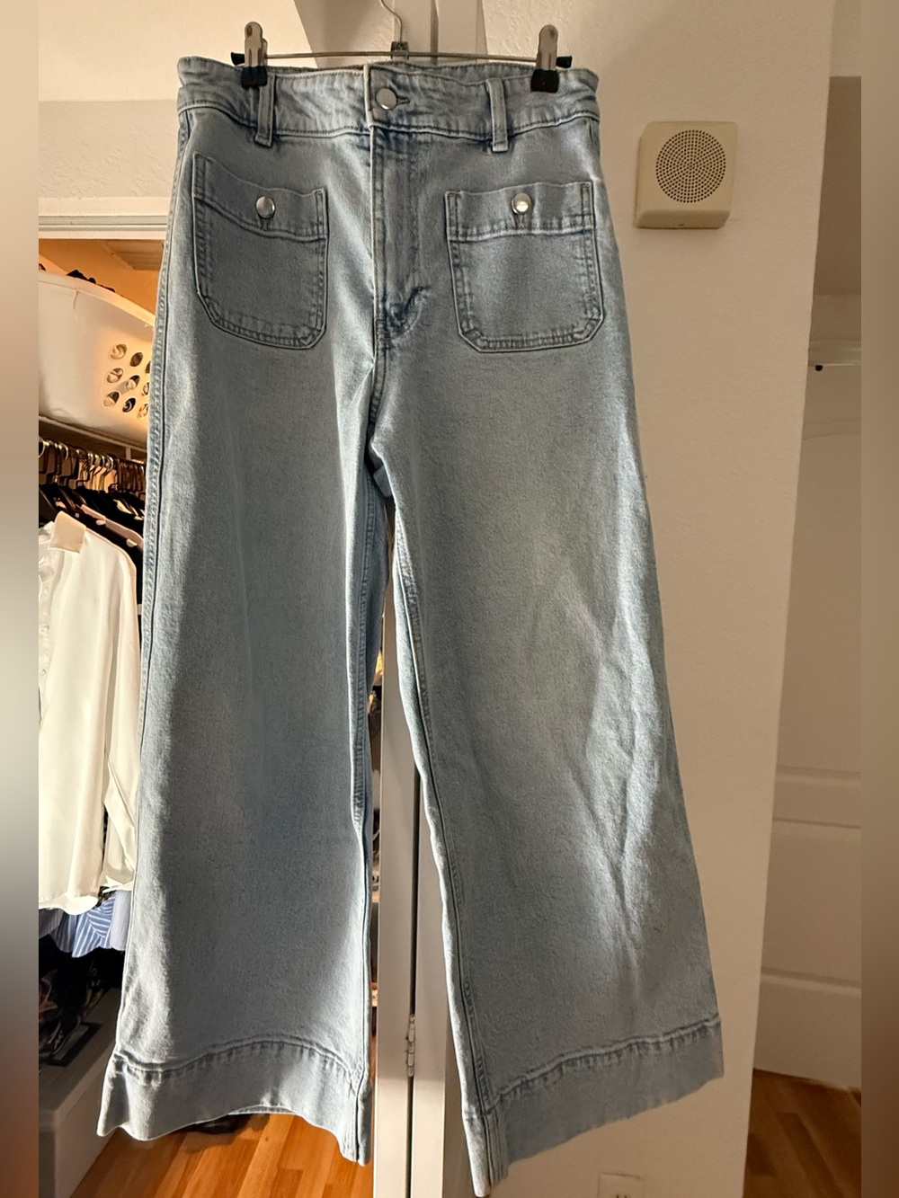 H&M Light Wash Wide Leg Jeans - size 6. Like new.
